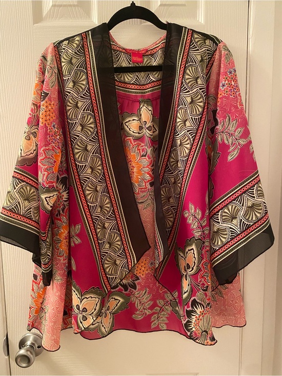 Sunny Leigh Accessories - Sunny Leigh Floral Chiffon Kimono - Pink & Black Size M. Stunning Pattern!